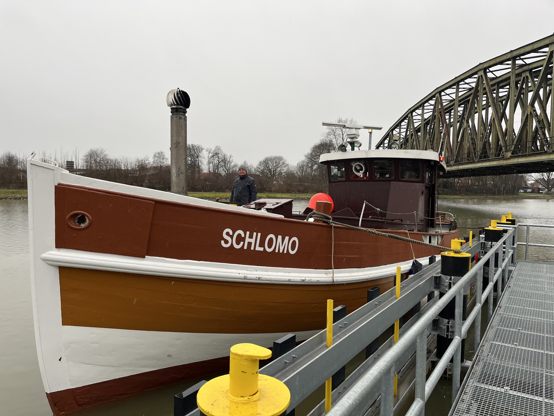 Schlomo bow — iron railway bridge, Cologne