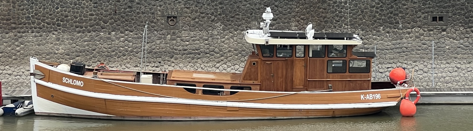 Schlomo — full side profile, Rheinauhafen
