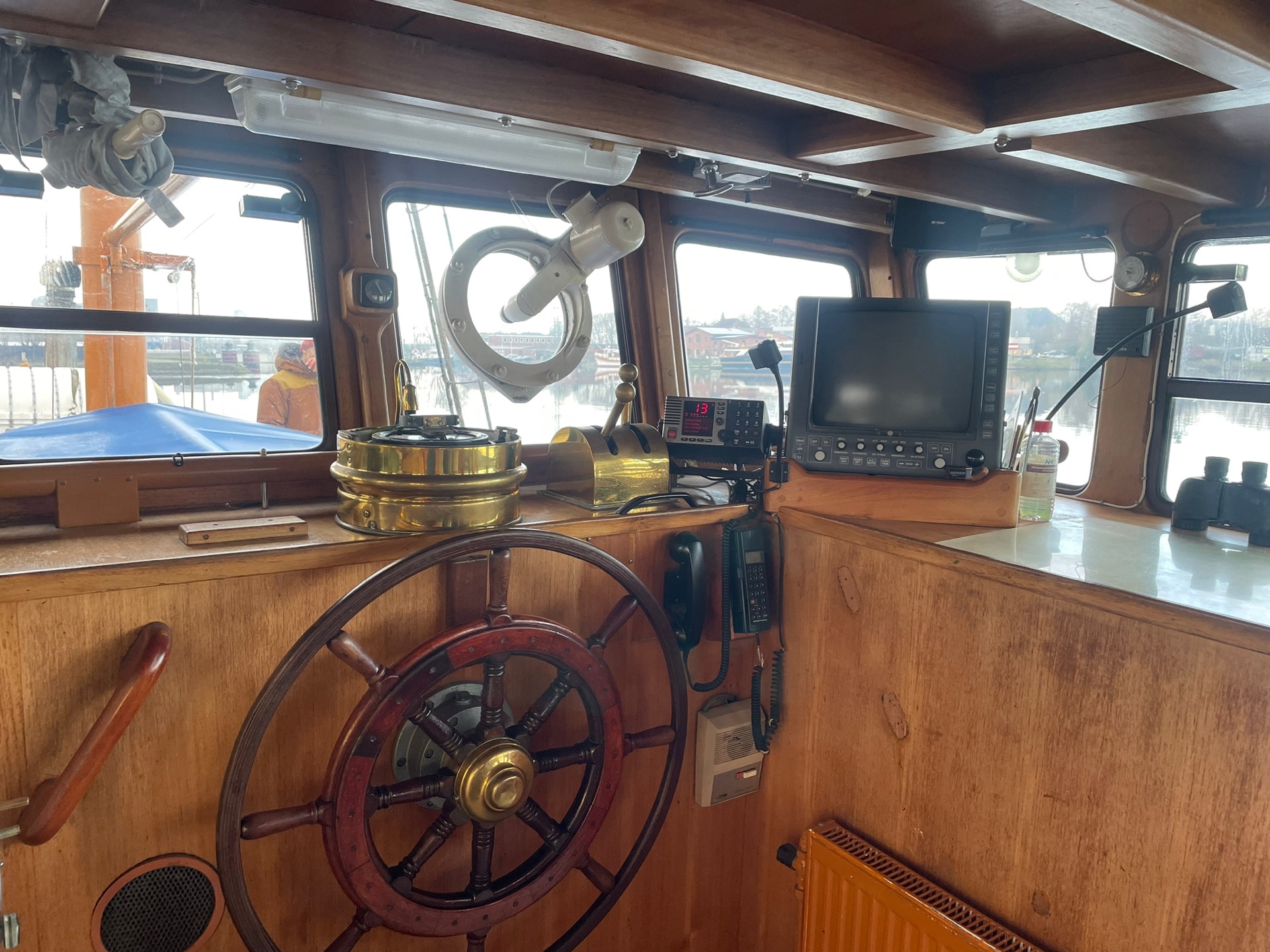 Schlomo — ship's wheel and brass helm instruments